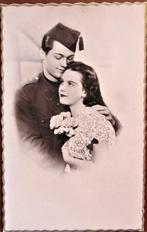 POSTKAART MILITAIR- SOLDAAT MET VRIENDIN, Verzamelen, Ophalen of Verzenden, Ongelopen