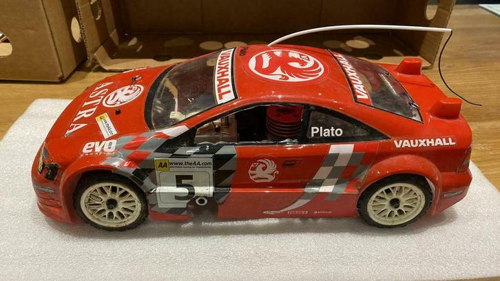 Kyosho/op zolder gevonden schaal 1:10 met zender en rode kap, Hobby en Vrije tijd, Modelbouw | Radiografisch | Auto's, Gebruikt