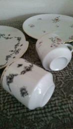 2 ASSIETTES PETIT-DEJEUNER AVEC TASSES EN PORCELAINE, Ophalen of Verzenden, Gebruikt, Porselein
