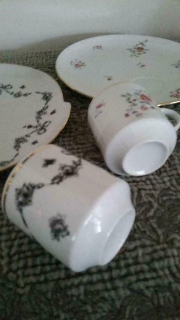 2 ASSIETTES PETIT-DEJEUNER AVEC TASSES EN PORCELAINE, Enlèvement ou Envoi, Utilisé, Porcelaine