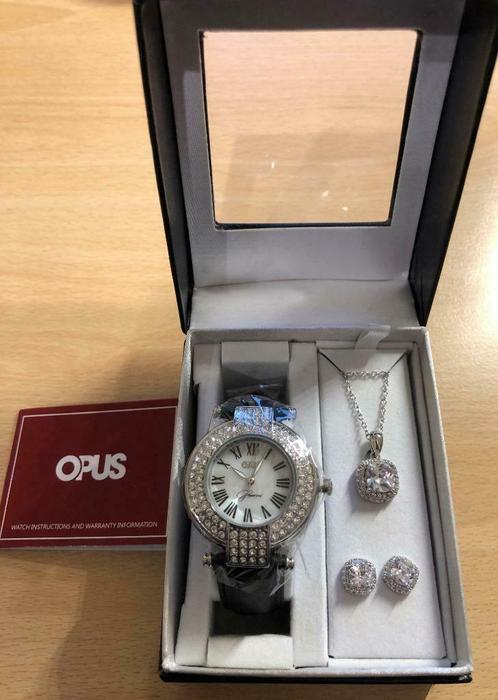 Montre Opus glamour. Pendentif et BO assortis. Neuf Val 69$., Handtassen en Accessoires, Horloges | Dames, Nieuw, Ophalen