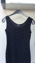 Eenvoudig zwart jurkje met fluwelen motief. 38, Kleding | Dames, Jurken, Ophalen of Verzenden, Gedragen, Maat 38/40 (M), Zwart
