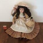 Oude geklede pop meisje wijde jurk hoed romantisch jaren 20, Gebruikt, Ophalen of Verzenden, Pop