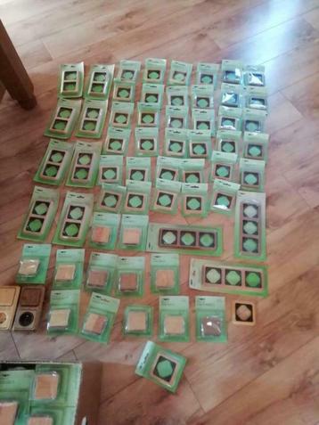 schakelaars en stopcontacten in echt hout beschikbaar voor biedingen