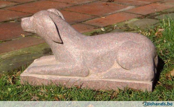 hond in rood graniet 45 cm beeldhouwwerk mooi, Tuin en Terras, Tuinbeelden, Nieuw, Dierenbeeld, Steen, Ophalen of Verzenden