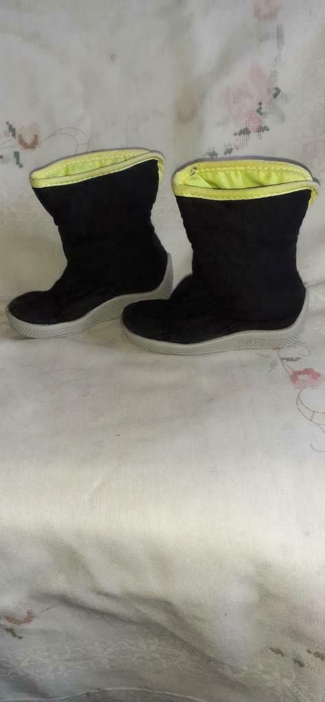 Paire de pantoufles botte caoutchouc et tissu pt 22, Kinderen en Baby's, Babykleding | Schoentjes en Sokjes, Zo goed als nieuw