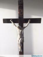 Jésus en porcelaine sur croix de bois, Antiquités & Art, Antiquités | Objets religieux, Enlèvement ou Envoi