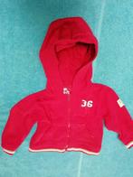 Cardigan rouge baby club taille 86, Enfants & Bébés, Pull ou Veste, Utilisé, Garçon, Enlèvement ou Envoi