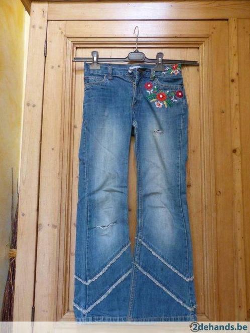 MODE Ripped jeans met geborduurde bloemen op 146, Kinderen en Baby's, Kinderkleding | Maat 146, Gebruikt, Meisje, Broek, Ophalen of Verzenden