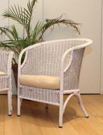 Chaise en rotin blanc, style  LLoyd Loom.