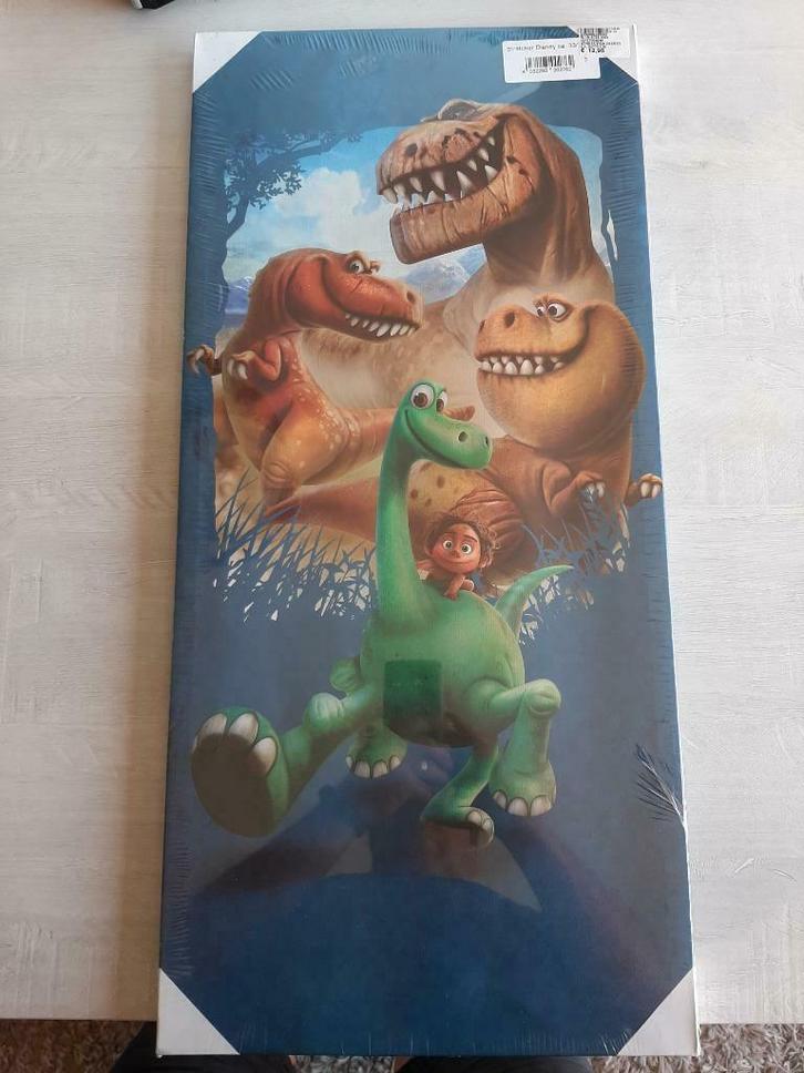 Lot 452: canvas disney  the good dinosaur. 33x70 cm NIEUW., Verzamelen, Disney, Nieuw, Plaatje of Poster, Overige figuren, Ophalen of Verzenden
