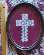 Croix de bobine de dentelle dans un cadre ovale, Hobby & Loisirs créatifs, Dentelle, Comme neuf, Enlèvement ou Envoi