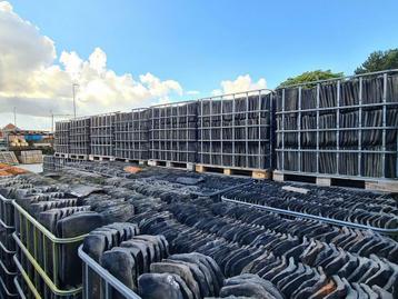 Oude blauwgesmoorde boomse pannen beschikbaar voor biedingen