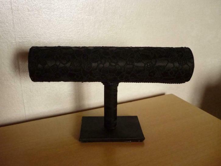 Zwarte kanten satijnen armband horloge houder display, Bijoux, Sacs & Beauté, Bracelets, Enlèvement ou Envoi