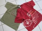 lot de 2 tee-shirts - T. 18 mois - 1 rouge foncé / 1 kaki, Enfants & Bébés, Boutchou et ..., Utilisé, Autres types, Garçon