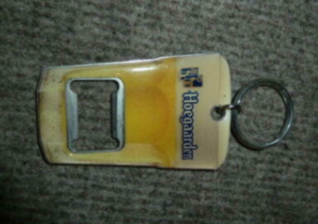 # metalen fles opener / sleutelhanger HOEGAARDEN, Verzamelen, Biermerken, Gebruikt, Flesopener, Overige merken, Ophalen of Verzenden