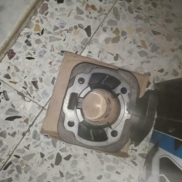 CILINDER alleen zonder zuiger Sym Jet Euro x, Fietsen en Brommers, Brommeronderdelen | Scooters, Zo goed als nieuw, SYM, Cilinder