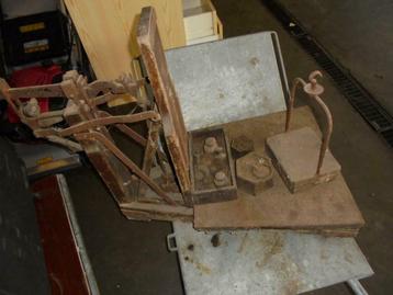 Antieke weegschaal met gewichten beschikbaar voor biedingen