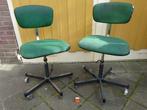 2 groen stoffen bureaustoelen op wieltjes vintage jaren 70