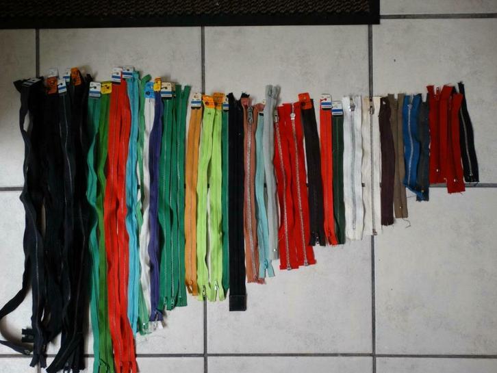 Lot ritsen  55 cm ; 10 zwarte-2 groene- 2 rode 50cm; 1 licht, Hobby en Vrije tijd, Naaien en Fournituren, Nieuw, Ophalen of Verzenden