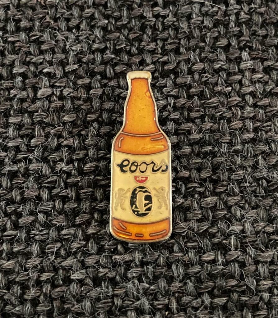 PIN - COORS - BEER - BIER - BIÈRE, Collections, Envoi, Utilisé, Marque, Insigne ou Pin's