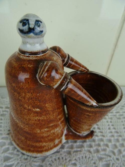 Figurine en faïence avec pot pot de fleur bibelots vintage a, Antiquités & Art, Curiosités & Brocante, Enlèvement ou Envoi
