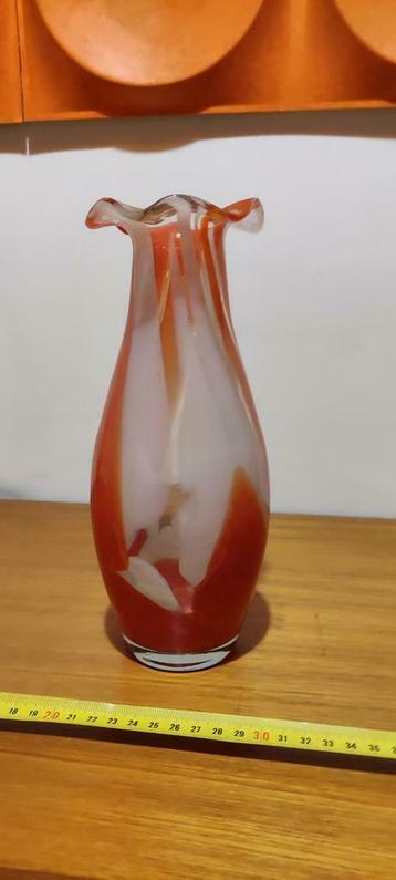 Gekleurde heldere vaas beschikbaar voor biedingen