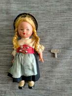 Ancienne poupée 1964 avec clé pour la remonter, Collections, Utilisé, Enlèvement ou Envoi, Poupée