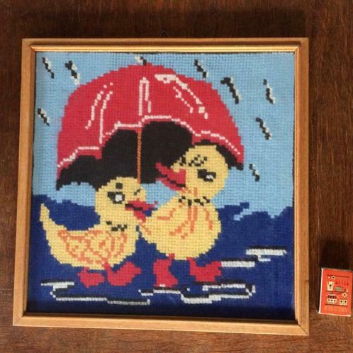 Old skool pixel art geborduurde eendjes samen onder paraplu, Huis en Inrichting, Woonaccessoires | Schilderijen, Tekeningen en Foto's