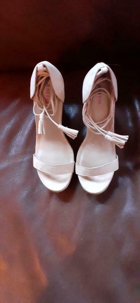 Sandale semelle compensée neuve pt 41, Vêtements | Femmes, Chaussures, Enlèvement ou Envoi