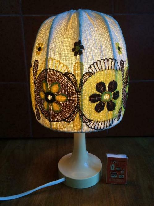Lampje met geborduurd geel gebloemd kapje Vintage lamp, Antiek en Kunst, Antiek | Verlichting, Ophalen of Verzenden