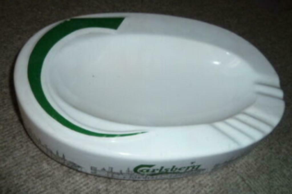 # grote wit ovale stenen asbak CARLSBERG, Verzamelen, Biermerken, Ophalen of Verzenden, Gebruikt, Overige typen, Overige merken