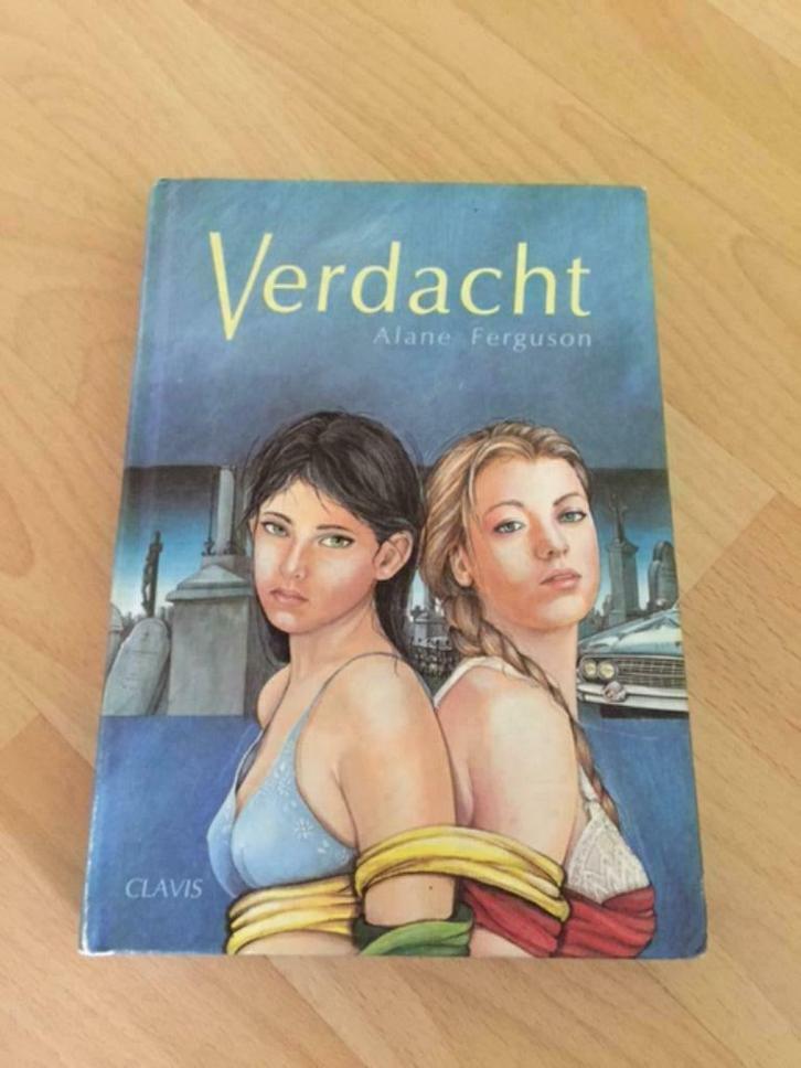 Boek 'Verdacht', Boeken, Kinderboeken | Jeugd | 13 jaar en ouder, Zo goed als nieuw, Ophalen of Verzenden