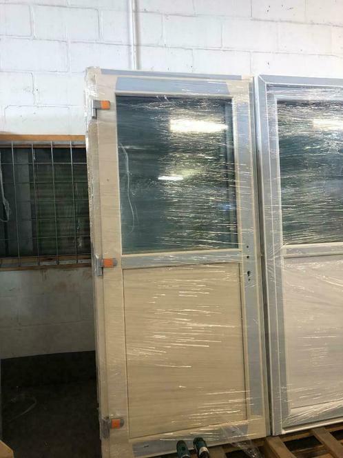PVC Deur Cremewit - Ideaal voor schuur, garage of tuinhuis, Doe-het-zelf en Bouw, Deuren en Vliegenramen, Nieuw, Buitendeur, 200 tot 215 cm