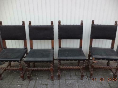4 antieke eiken stoelen. Zwart leder. Koperen nagels. Goed !, Antiek en Kunst, Antiek | Meubels | Stoelen en Sofa's, Ophalen
