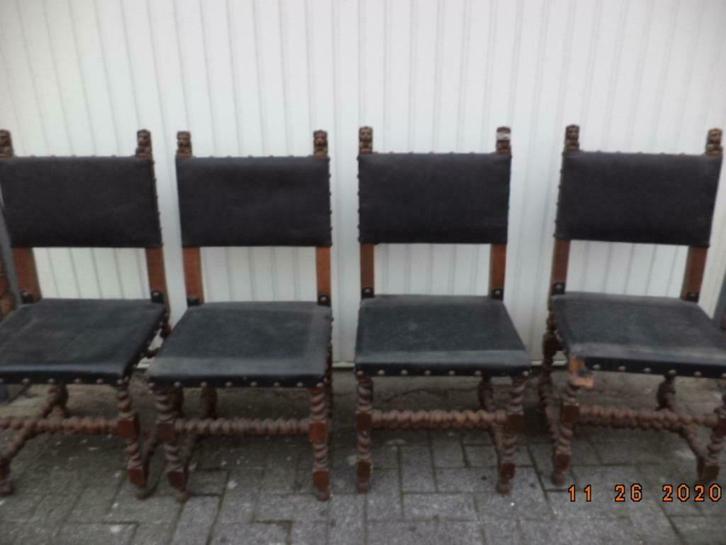 4 antieke eiken stoelen. Zwart leder. Koperen nagels. Goed !, Antiek en Kunst, Antiek | Meubels | Stoelen en Sofa's, Ophalen