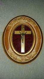 Oud kruisbeeld onder stolp (bol glas) 35cm hoog & 29cm breed, Antiek en Kunst, Antiek | Religieuze voorwerpen, Ophalen of Verzenden