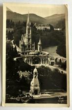 34 Lourdes - La Basilique vue du Château-Fort, Affranchie, France, 1940 à 1960, Enlèvement ou Envoi