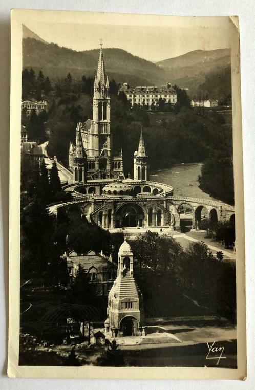 34 Lourdes - La Basilique vue du Château-Fort, Verzamelen, Postkaarten | Buitenland, Gelopen, Frankrijk, 1940 tot 1960, Ophalen of Verzenden