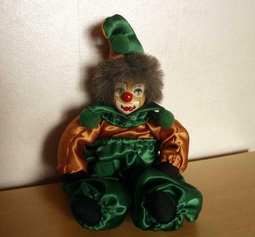 Clown met groene-koperkleurige satijnen kleren  35 x 17 cm, Kinderen en Baby's, Speelgoed | Poppen, Ophalen of Verzenden
