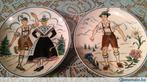 Deux assiettes décor tyroliens en habits, Antiquités & Art