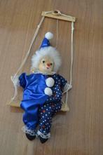 Clown met blauw pakje op schommel, Ophalen of Verzenden, Gebruikt, Pop