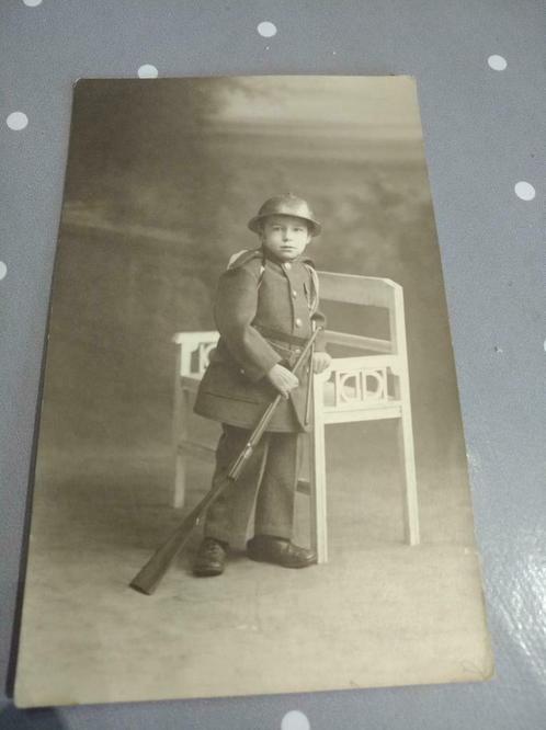 Enfant en tenue militaire- Photo Albert CAREMME de Huy, Collections, Photos & Gravures, Comme neuf, Photo, Enfant, Avant 1940