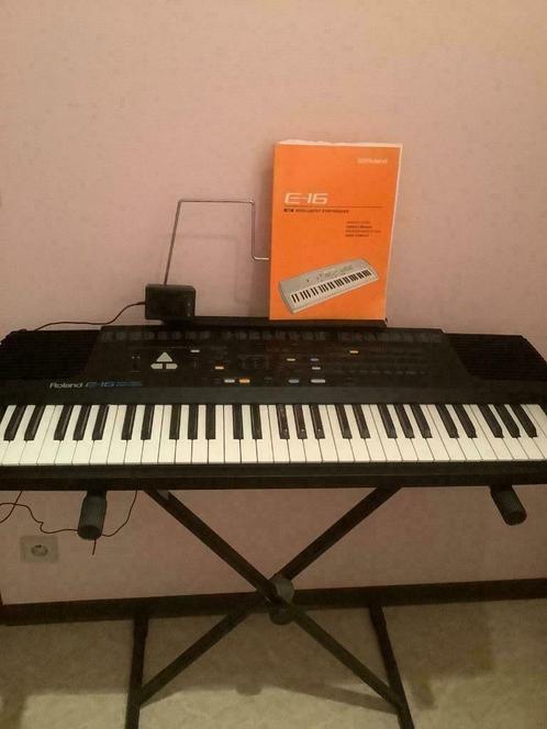 synthesizer Roland E-16, Muziek en Instrumenten, Synthesizers, Zo goed als nieuw, Roland, Met standaard, Ophalen