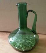 Vase / pichet en vieux verre vert avec pierres de verre, Enlèvement ou Envoi