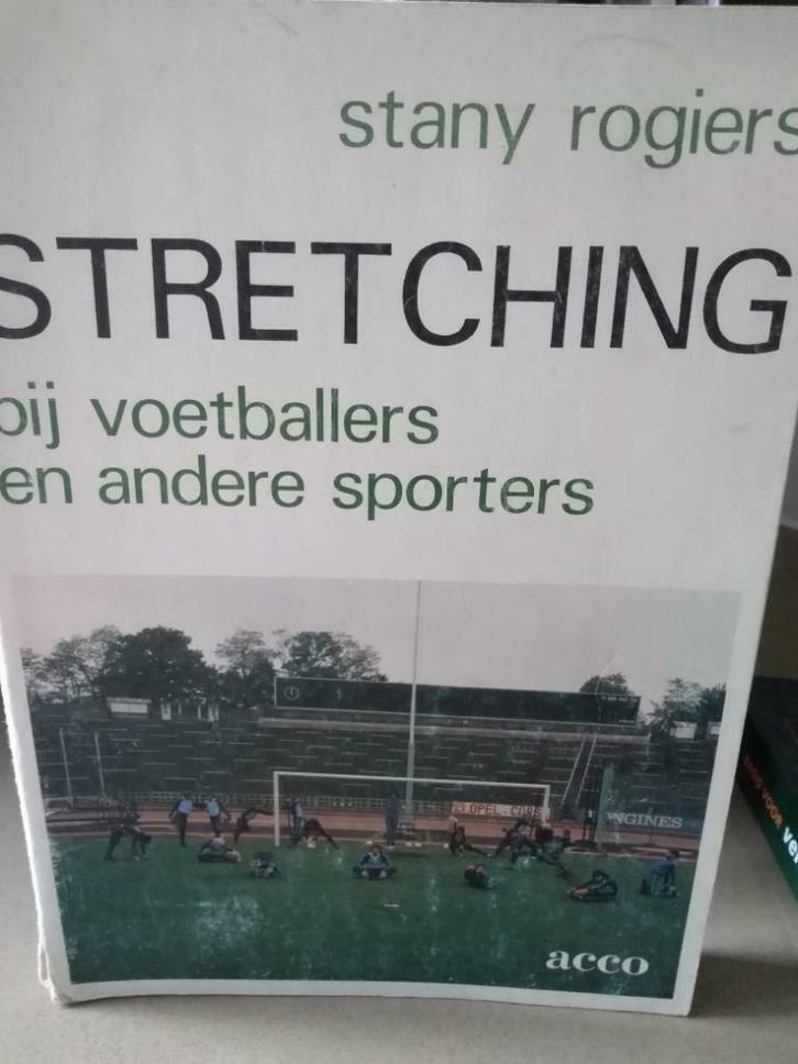 Boek: Stretching bij voetballers en andere sporters, Boeken, Sportboeken, Gelezen, Balsport, Ophalen of Verzenden