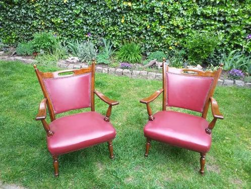2 chaise en skai rouge bois ancien confortable des années 19, Maison & Meubles, Canapés | Salons, Comme neuf, Une personne, Bois