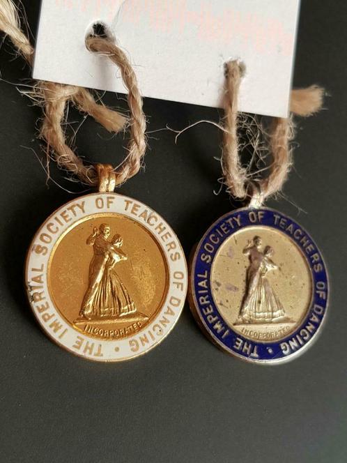 2 ancienne médaille d'or + argent société impériale de dance, Timbres & Monnaies, Pièces & Médailles, Autres matériaux, Enlèvement ou Envoi