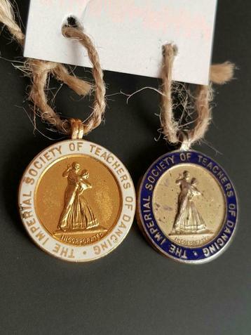 2 ancienne médaille d'or + argent société impériale de dance, Enlèvement ou Envoi, Autres matériaux