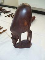 afrikaanse kunst dier in hout met 1 hoorn erbij houten beeld, Antiek en Kunst, Ophalen of Verzenden